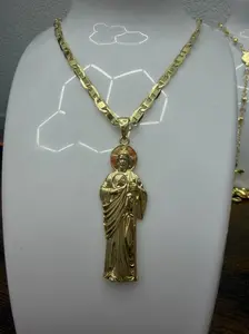 Cadena de cerca de 24” aproximadamente en oro laminado con dije San Judas