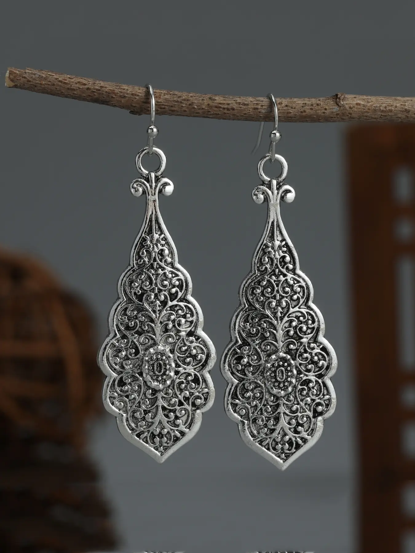 A Pair of Bohemian Cut-out leaves ethnic style drop earrings retro men's earrings, Shining Earrings, High Quality Earrings, Suitable for Wearing on All Occasions, A Perfect Holiday Gift, Fashion Jewelry Accessories