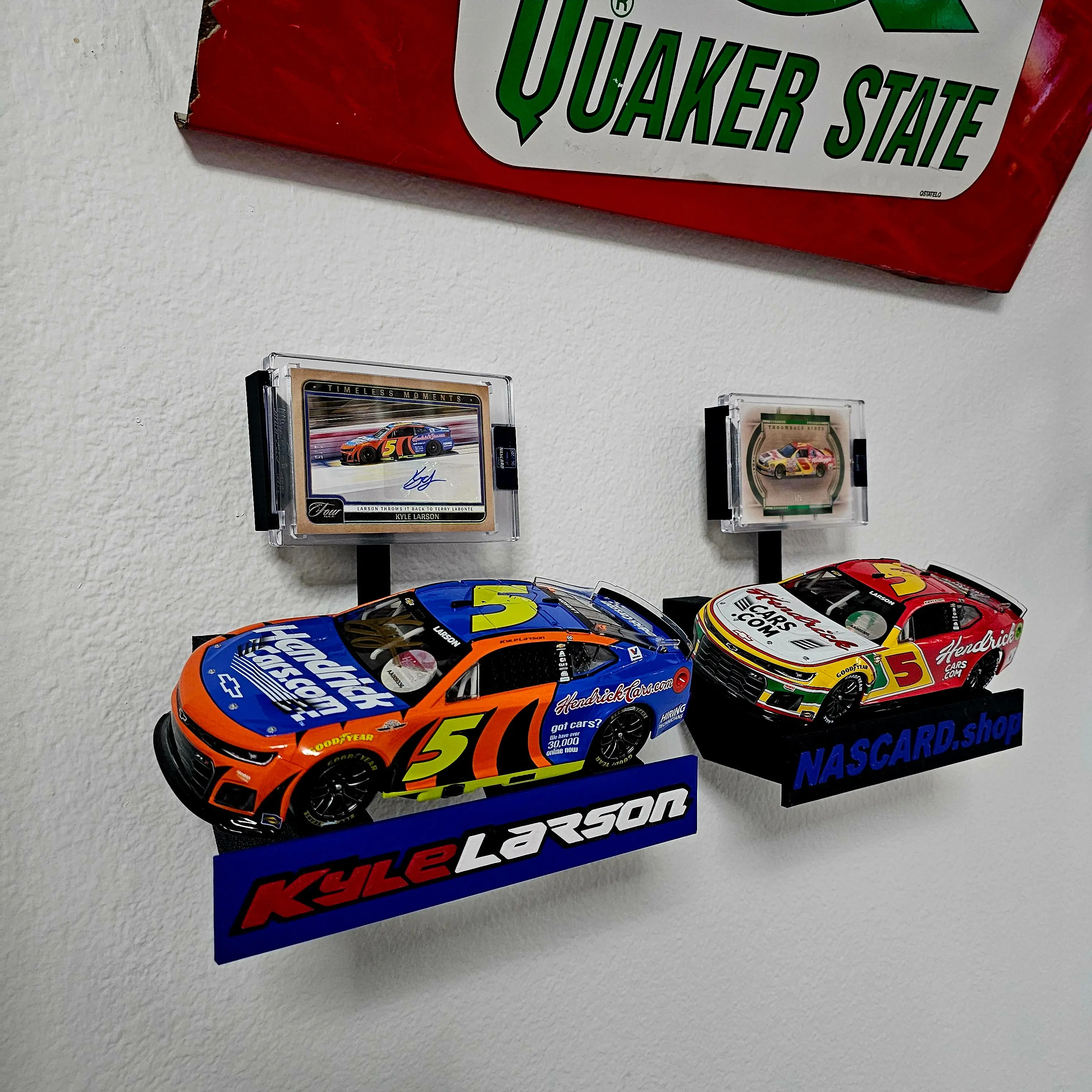 Gorilla 1x 1:24 Diecast & NASCAR Trading Card Organizer Shelf - Wall-Mount Rack, Floating Display, Magnetic Interchangeable Nameplates for Drivers, Single Unit Home Collecting Storage Holder