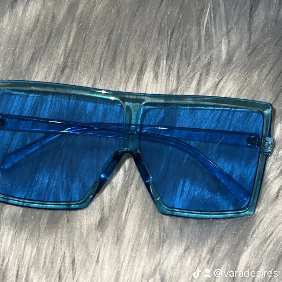 Varadesires  jumbo shades