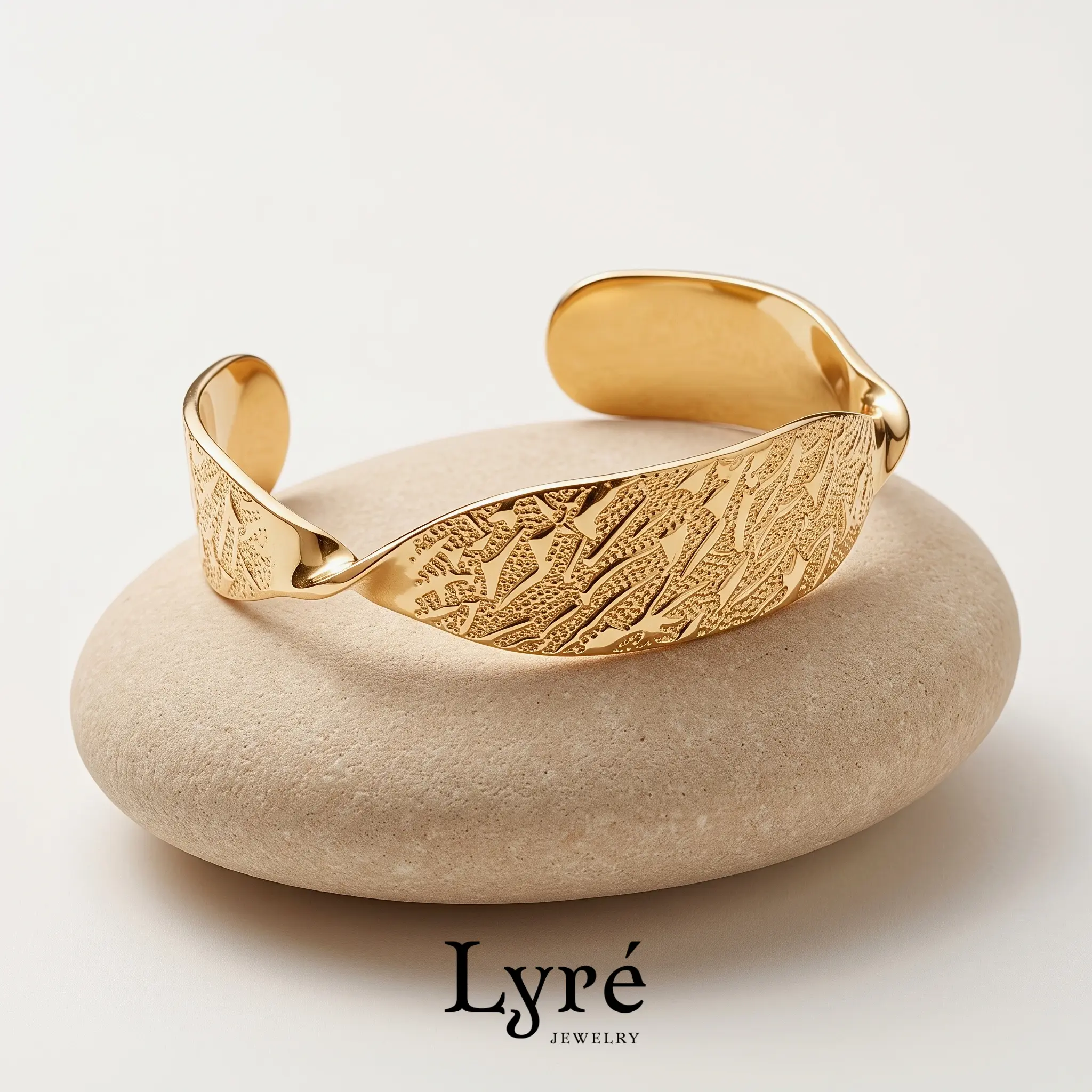 Salomé Sculptural Textured Cuff Bracelet |BNG017
