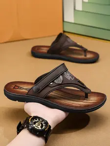 1 Pair Men's Lightweight Durable Flip-Flops PU Leather Sandals | Non-Slip Outsole | Skin-Friendly Lining | Shock-Absorbing Footbed | Metal Badge Decor | Street Cool Style | Ideal for Beach Vacation, Outdoor Travel, Home Relaxation & Daily Casual Wear