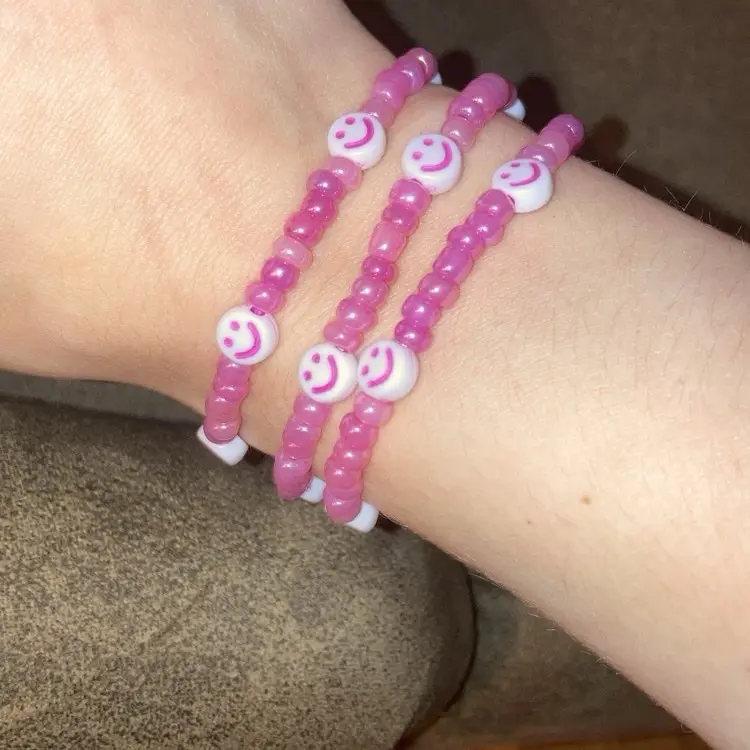 Smiley-face pink seed glass bead bracelet