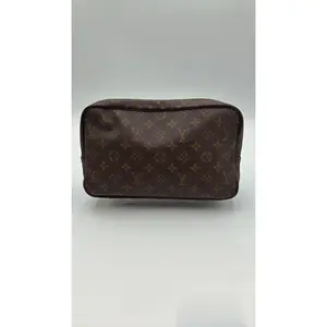 Pre-owned Louis Vuitton Leather Luxury Bags & Accessories Monogram Trousse 28 Date Code: NODC05072612. Entrupy ID: WXV2393.
