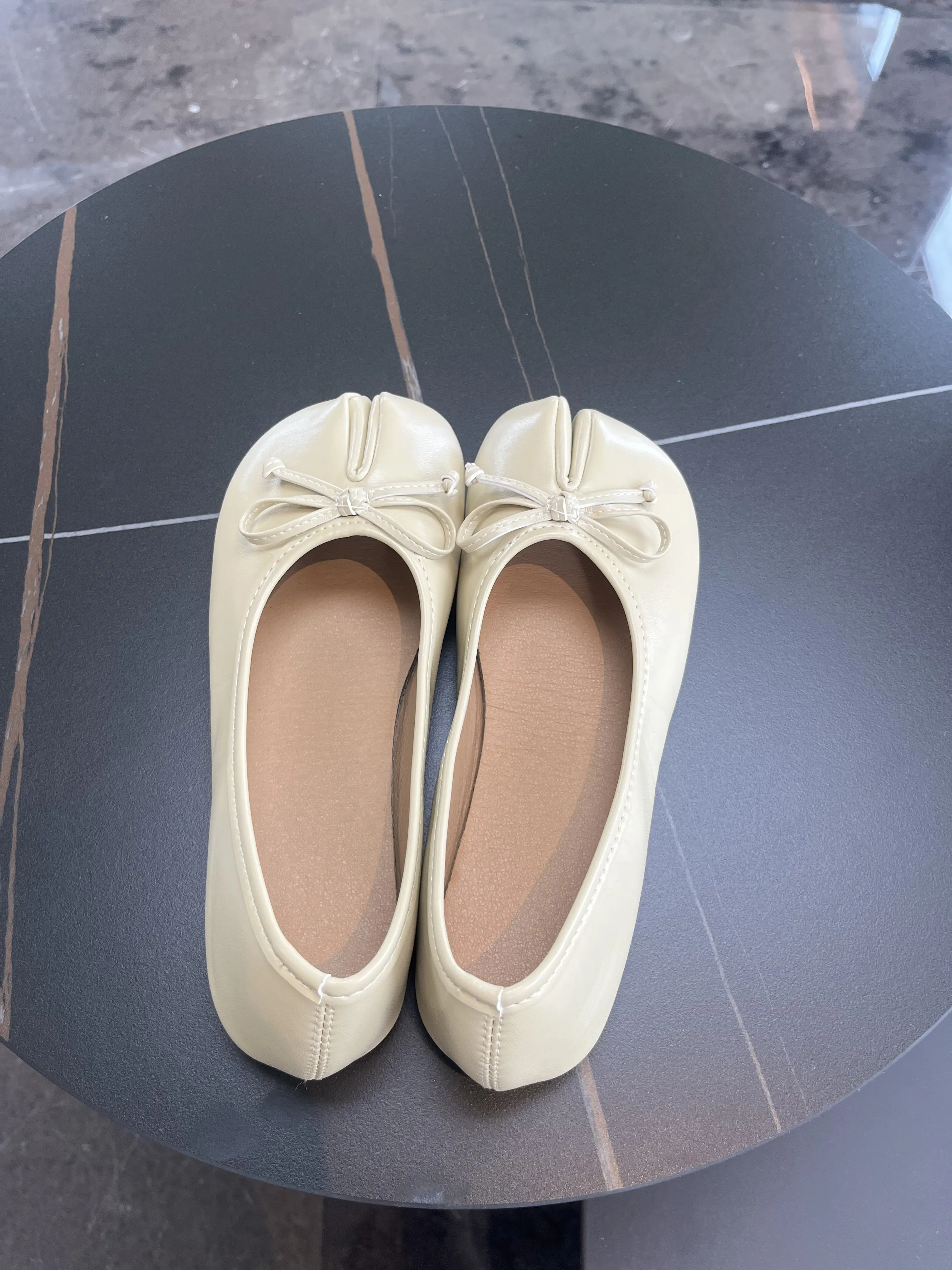 Minimalist solid-color women’s flat shoes with bow decoration, slip-on soft sole design, versatile for work and shopping, lightweight ballet flats