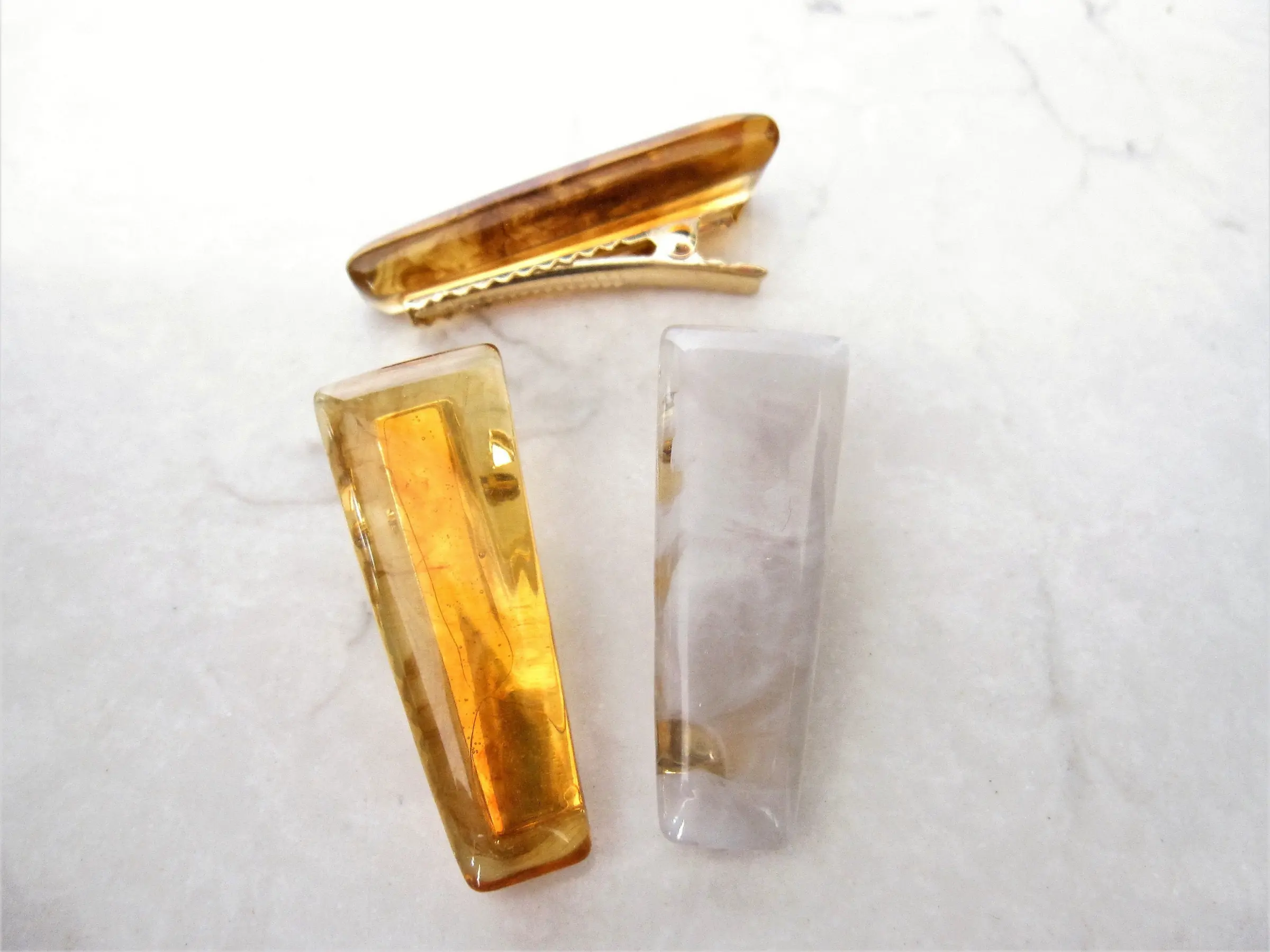 1  1/2 inch smaller white or amber brown alligator hair clip for fine thin hair.
