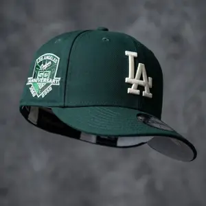 New Era 9FORTY Los Angeles Dodgers GREEN Snapback Cap – Iconic LA Embroidery, Adjustable Fit, Flat Visor, Modern Streetwear Look, Unisex Fashion Hat for Casual Wear