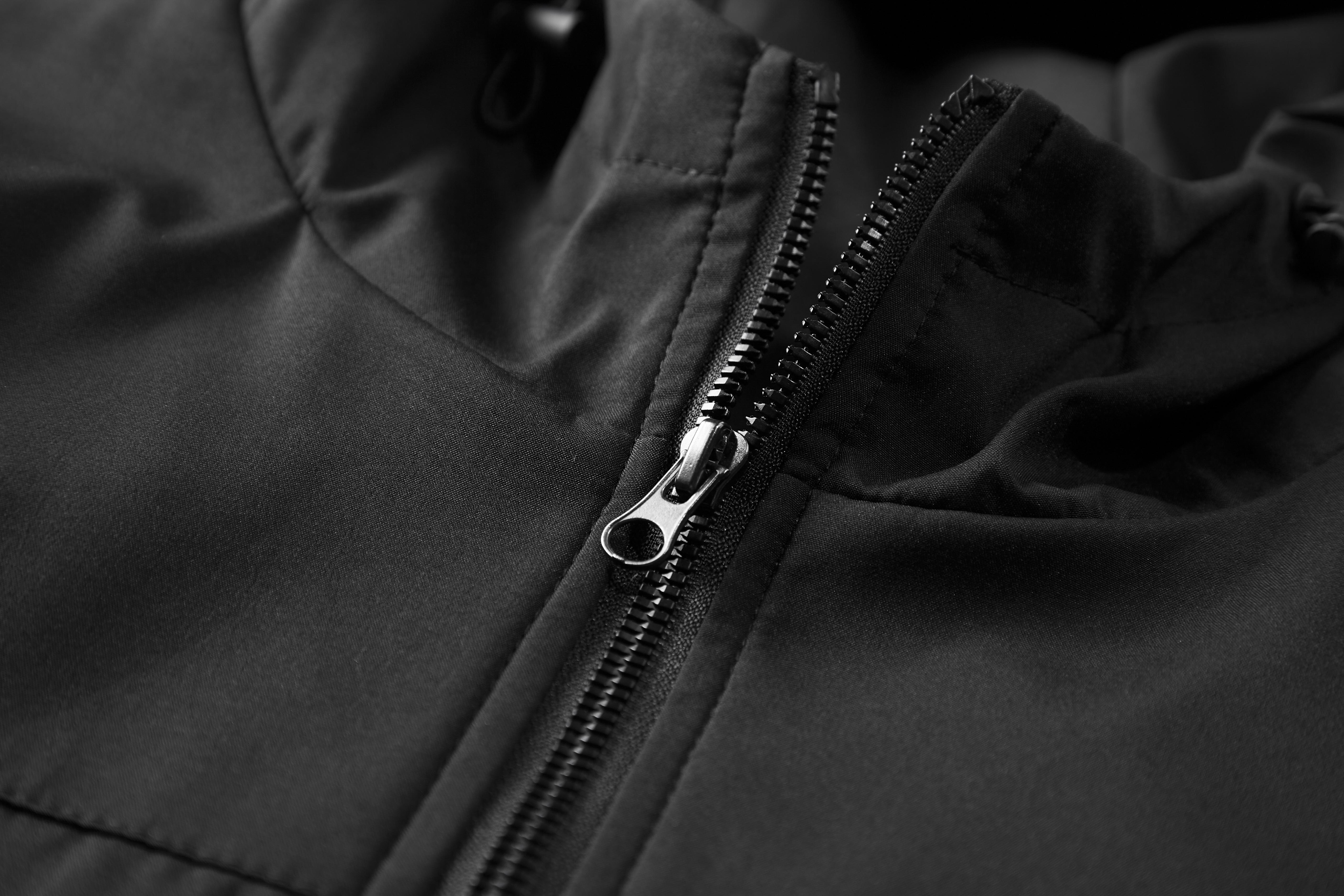 Men’s solid-color windproof hooded jacket with drawstring and zipper; casual long-sleeve jacket with zippered pockets; four-season men’s outerwear; casual-style jacket; men’s mountaineering sports jacket