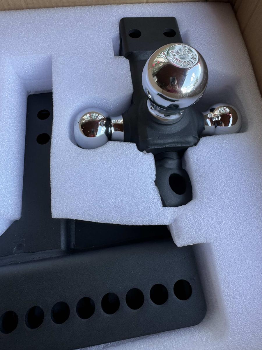 Item: Triple ball with Shackle