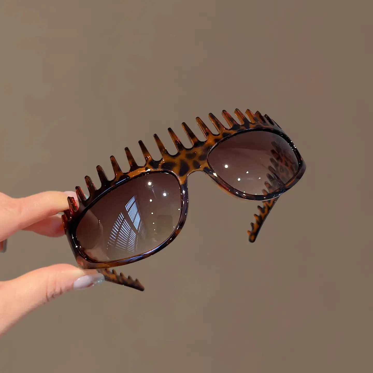 Stylish leopard print sunglasses headband with acetate print, a versatile hair accessory and 2026 new folding headband for women. R2202