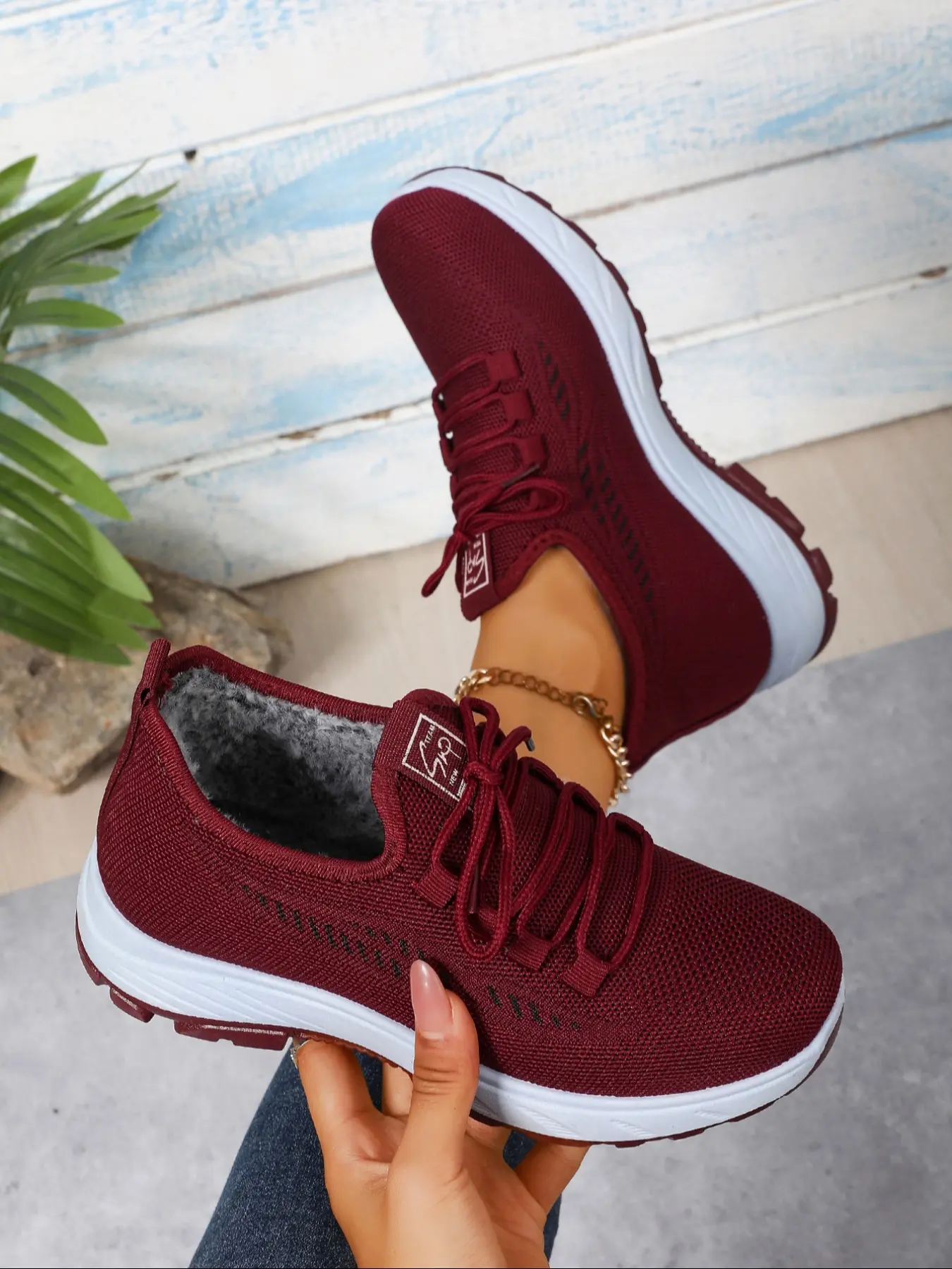 A pair of women's lightweight, thickly insulated casual sports shoes, Sneaker with a lacing design, soft sole without fatigue feature, suitable for daily wear and outdoor activities in autumn and winter