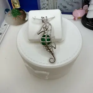 925 sterling silver locket sea horse high quality has quartz you can change a color of you preference (( es un relicario de plata Italiana es un caballito de mar  puedes cambiar  el color que gustes