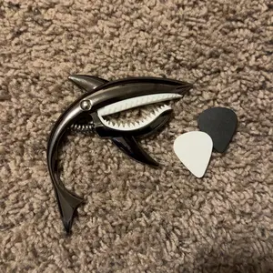 Zinc Alloy Guitar Capo Shark Capo for Acoustic and Electric Guitar with Good Hand Feeling, No Fret Buzz and Durable,Gift for Musicians