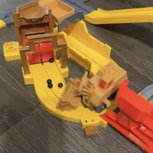 Construction Track Set for Kids, Engineering Truck Track Toy with Dump Truck, Crane, Rock Loading Station, Conveyor Ramp & Construction Site Playset for Boys Girls