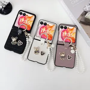 PU crocodile-pattern leather phone case, with glittering diamond teddy bear, ring clasp, and a pearl bracelet. The hard PC back panel protects the phone case. It is suitable for Motorola Razr 2024, Razr 2025, Razr 50, Razr 60, Razr 50 Ultra,  Razr 60Ultra