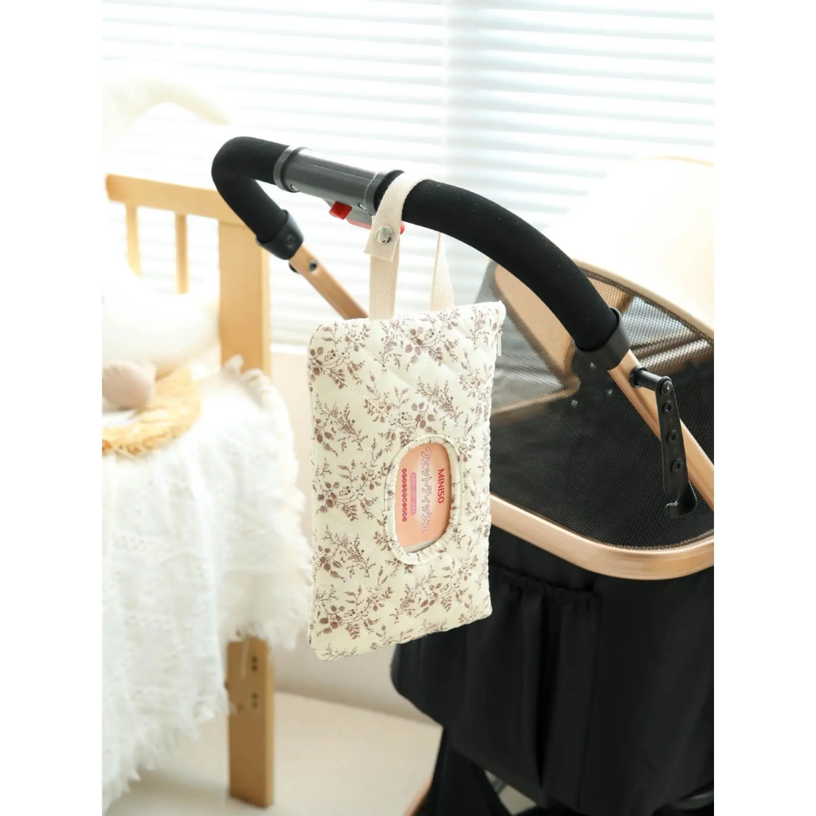1Pc Sustainable Beige Textured Elegant Floral All-Over Print Hanging Wet Wipes Holder Bag, Lightweight Portable Home Organizer for Strollers, Travel, Daily Use
