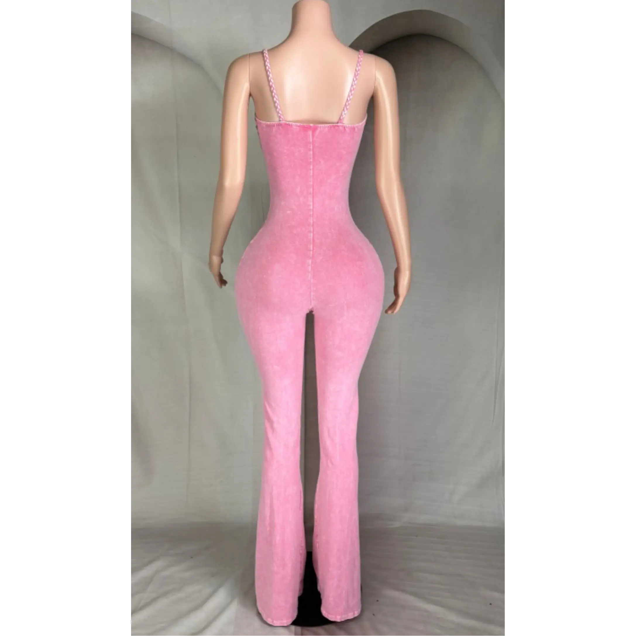 Shine in confidence with the Pink Mineral Wash Sweetheart BraidJumpsuit, designed to celebrate every curve. The soft, stretchy fabric glimmers under the light, giving a luxe look that feels as good as it looks. With its sculpting fit, sweetheart neckline,
