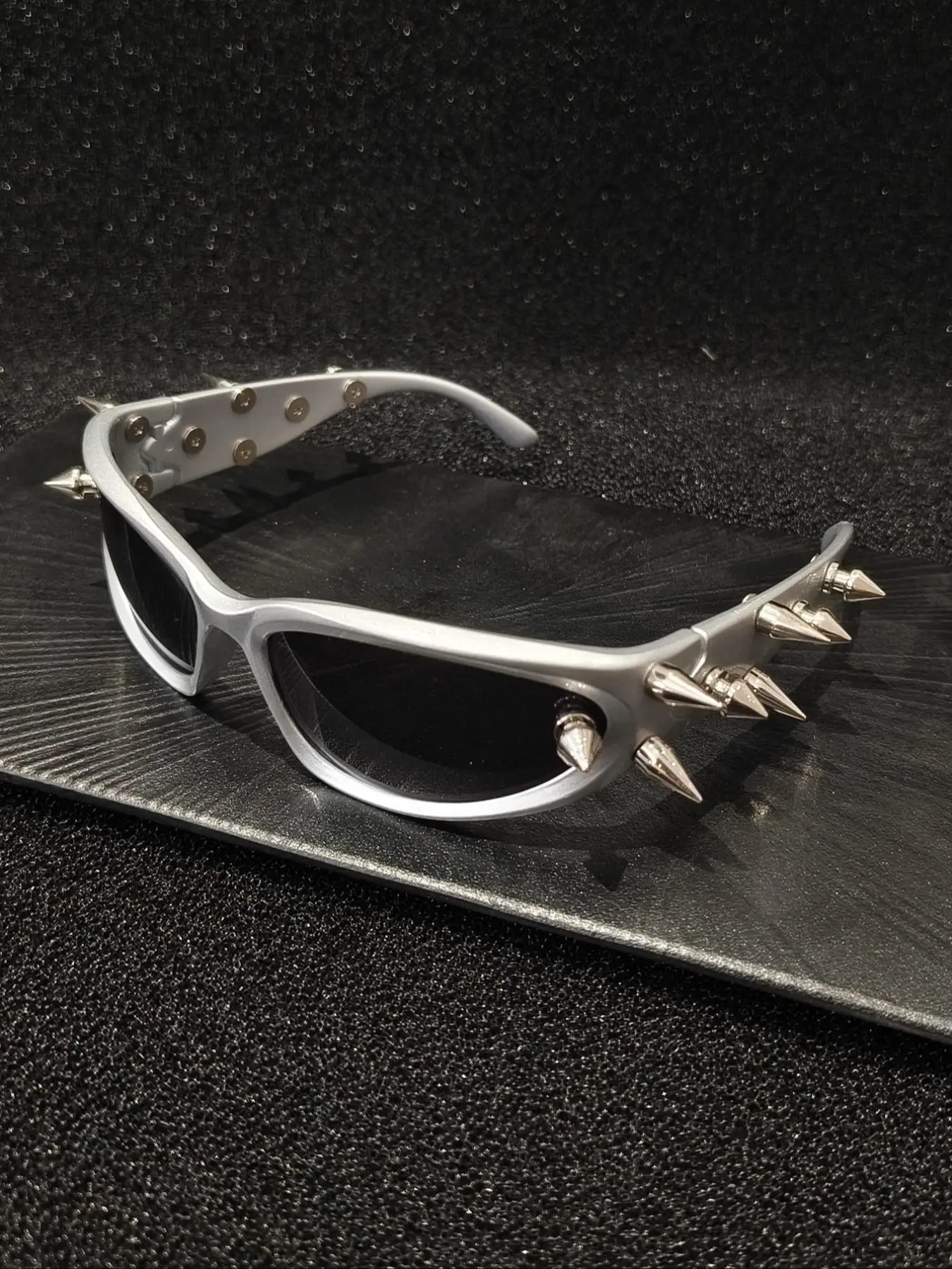 Studded Punk Rectangle Sunglasses UV400 PC Plastic Frame Punk Style Studded Decor Sunglasses, Trendy Casual Gothic  main image 2