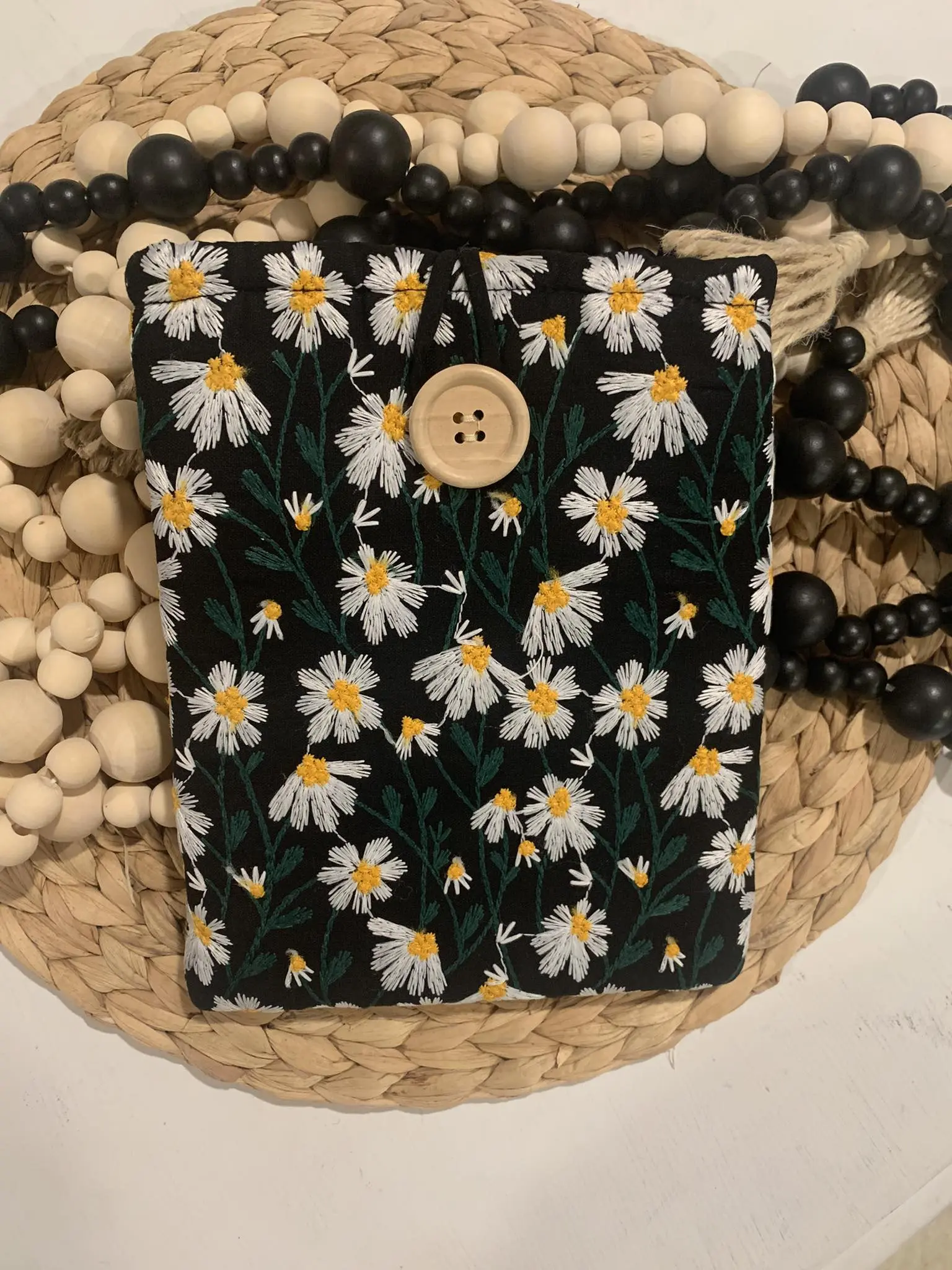 White and Black Daisy Kindle sleeve, embroidered daisy kindle paperwhite sleeve, padded kindle sleeve, kobo sleeve, nook glowlight sleeve, kindle protector, book accessories, ereader accessories, booktok