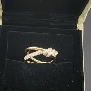 Anillo de nudo con diamates 18k