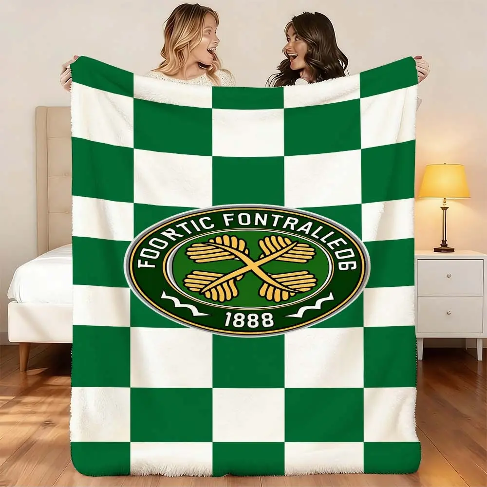 1pc "Luxury Green Checkered Blanket for Relaxing Naps – Ideal for Bedrooms, Living Rooms, Sofas, and Camping Adventures with Stylish Emblem Pattern"