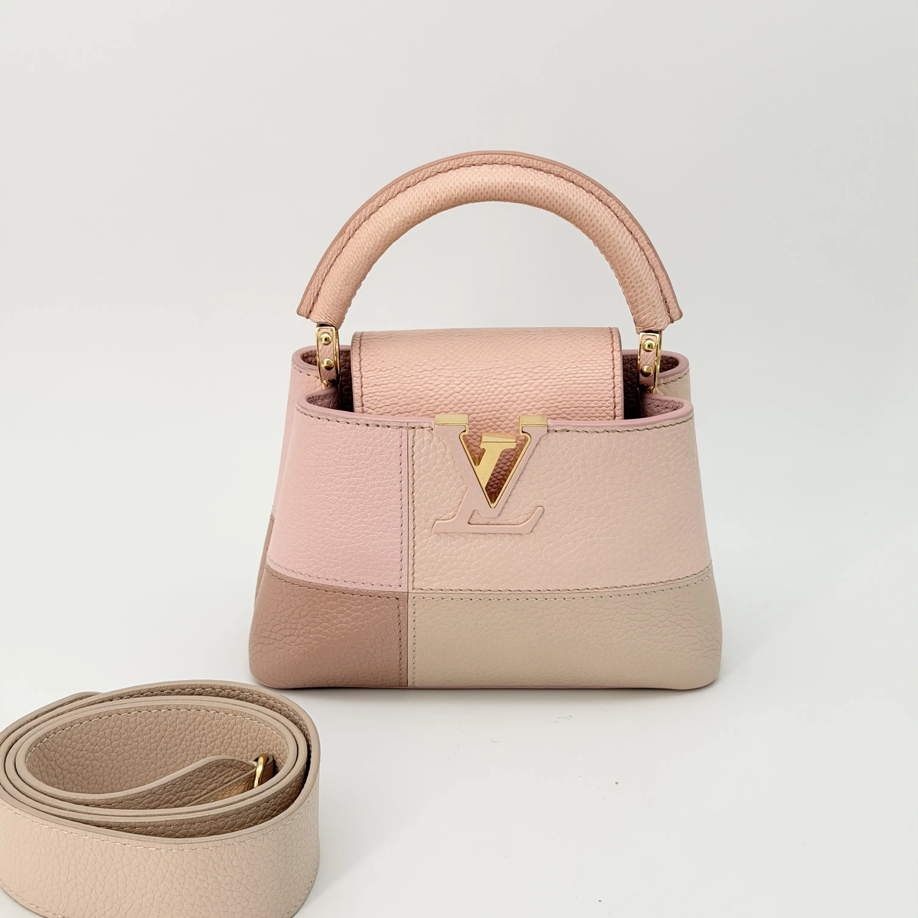 Pre-owned Louis Vuitton leather Crossbody Bags Mini Capucines Pink