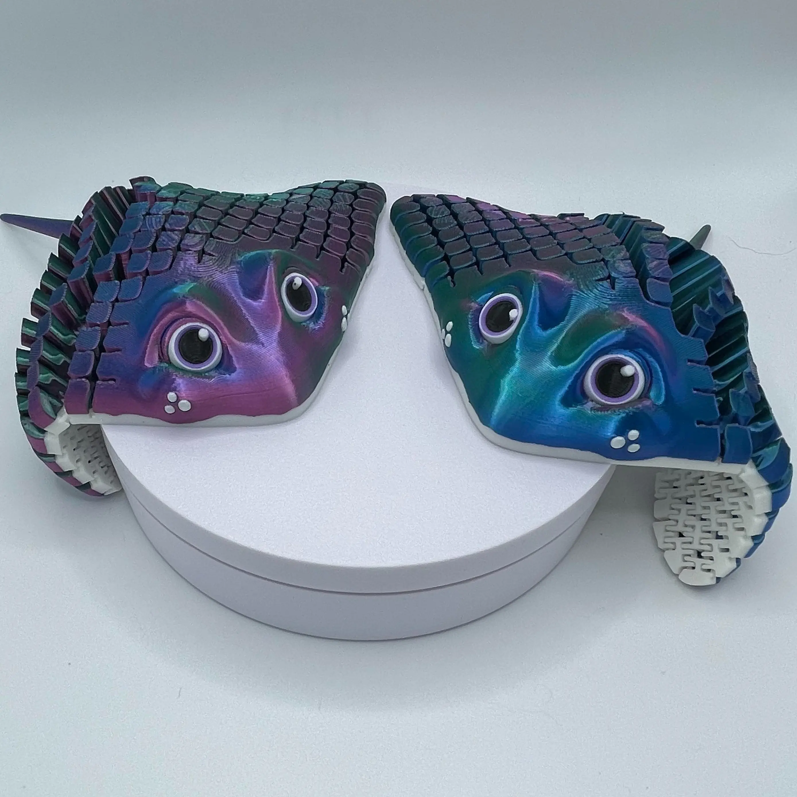 Flexi Stingray - 3D Printed Tri-Color Plastic Articulated Fidget Figurine, Collectible Decor Ornaments for Adults, Room Decor
