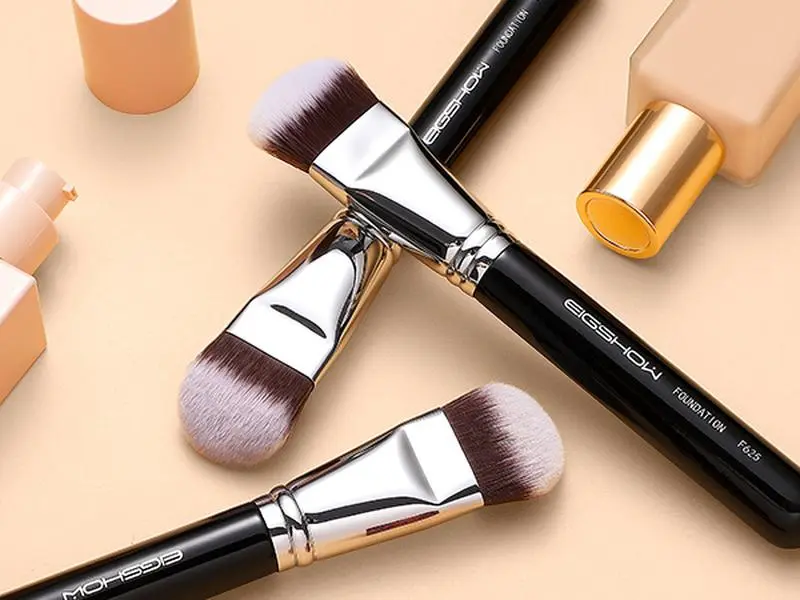 EIGSHOW Pro Slanted Kabuki F625 Makeup Brush - Single Item, Slanted Tip, Cream/Powder Blending, Even Finish Base Makeup, Ideal for Halloween Looks