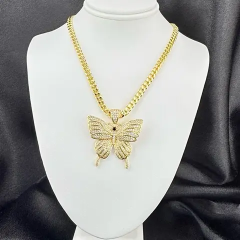 Butterfly full zircon with a Cuban chain 22 inches long