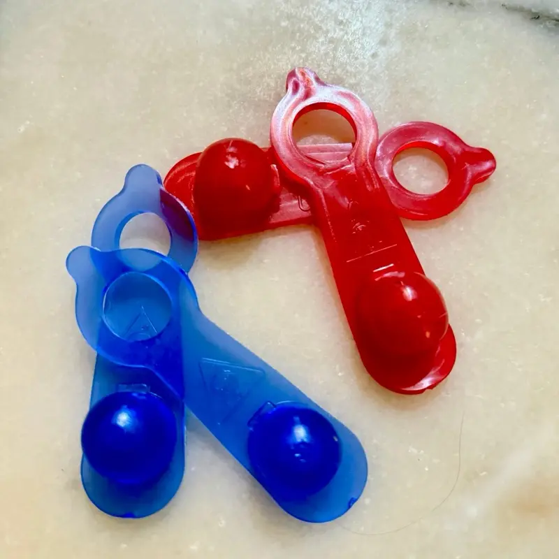 2 pair (4) high quality rubber muffs spur protectors for gamefowl color may vary/ 2 pares (4) de botadores de goma de alta calidad para gallos el color puede variar