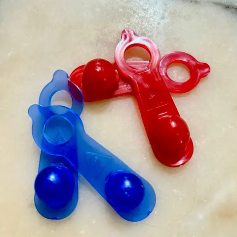 2 pair (4) high quality rubber muffs spur protectors for gamefowl color may vary/ 2 pares (4) de botadores de goma de alta calidad para gallos el color puede variar