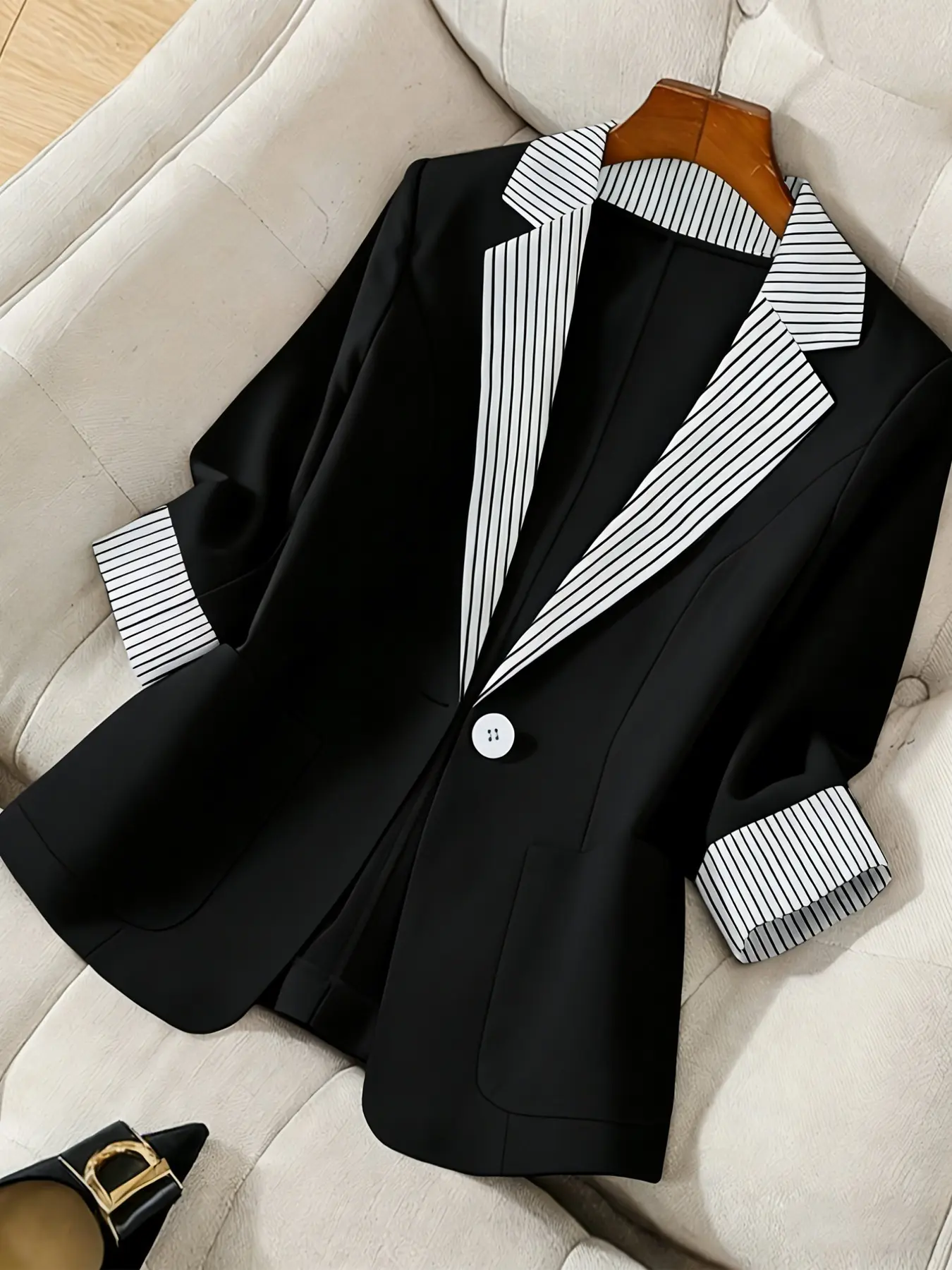 A women's contrasting stripe lapel single-breasted pocket design suit jacket, Summer Blazer, suitable for summer, Work Office Clothes, daily attendance, street photography and other occasions Fitted Striped