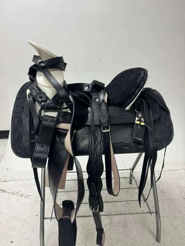 Charro Saddle 15.5” – All Black Bordada “La Sombra” (Set Completo)