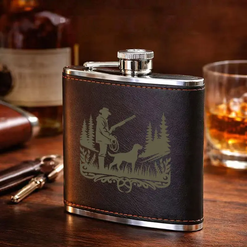 Retro Hunter & Hunting Dog Design Leather Flask, Stainless Steel & Leather Portable Liquor Flask, Compact Reusable Drinking Flask, Suitable for Whiskey, Bourbon, Travel-Friendly Pocket Flask, Gift for Hunting Enthusiasts/Men, Classic Bottle