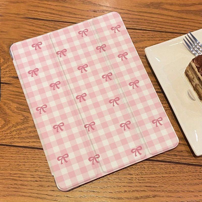 Sweet blue and pink checkered bow pattern, with adjustable stand and pen slot, foldable non-slip TPU protective case, suitable for Samsung, iPad mini, iPad Air, iPad Pro/iPad 10th generation, 11th generation and other series iPad protective cases