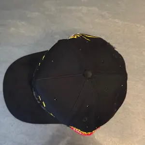 P r I m- black- yellow hats