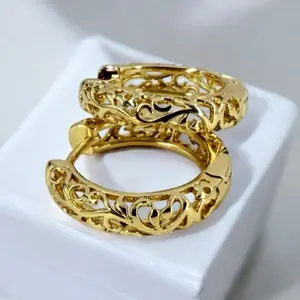 Openwork hoop earrings, 2 cm in diameter | Elegant and lightweight