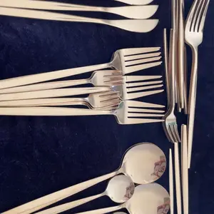 Stainless Steel Gold Cutlery Set, 30pcs/set Mirror-Polished Flatware Service for 6, Includes Dinner Knives, Dinner Spoons, Dinner Forks, Teaspoons and Tea Forks, Durable and Dishwasher Safe, Gold Dinnerware Sets