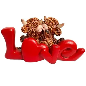 Highland Cow Love Ornament, Resin Material, Scottish Home Decor, Romantic Holiday Gift, Bedroom Living Room Dining Room Decoration