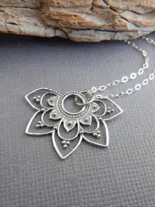 Boho Ethnic Style Hollow Lotus Pendant Necklace, Vintage Women's Simple Daily Versatile Unique Necklace, Dainty Boho Necklace, Fashion Jewelry for All Seasons