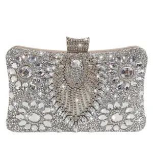 Silver Rhinestone-Embellished Evening Clutch with Detachable Chain a Versatile Shoulder, Crossbody, or Party Wallet. This fully rhinestone-covered mini bag is perfect for parties, weddings, Christmas celebrations, and similar occasions.