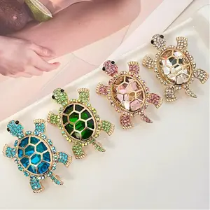 Elegantly designed full-diamond turtle brooch, creative rhinestone brooch, inlaid with green, red, pink, and purple stones, fashionable alloy pin, a unique gift for everyday wear and party occasions