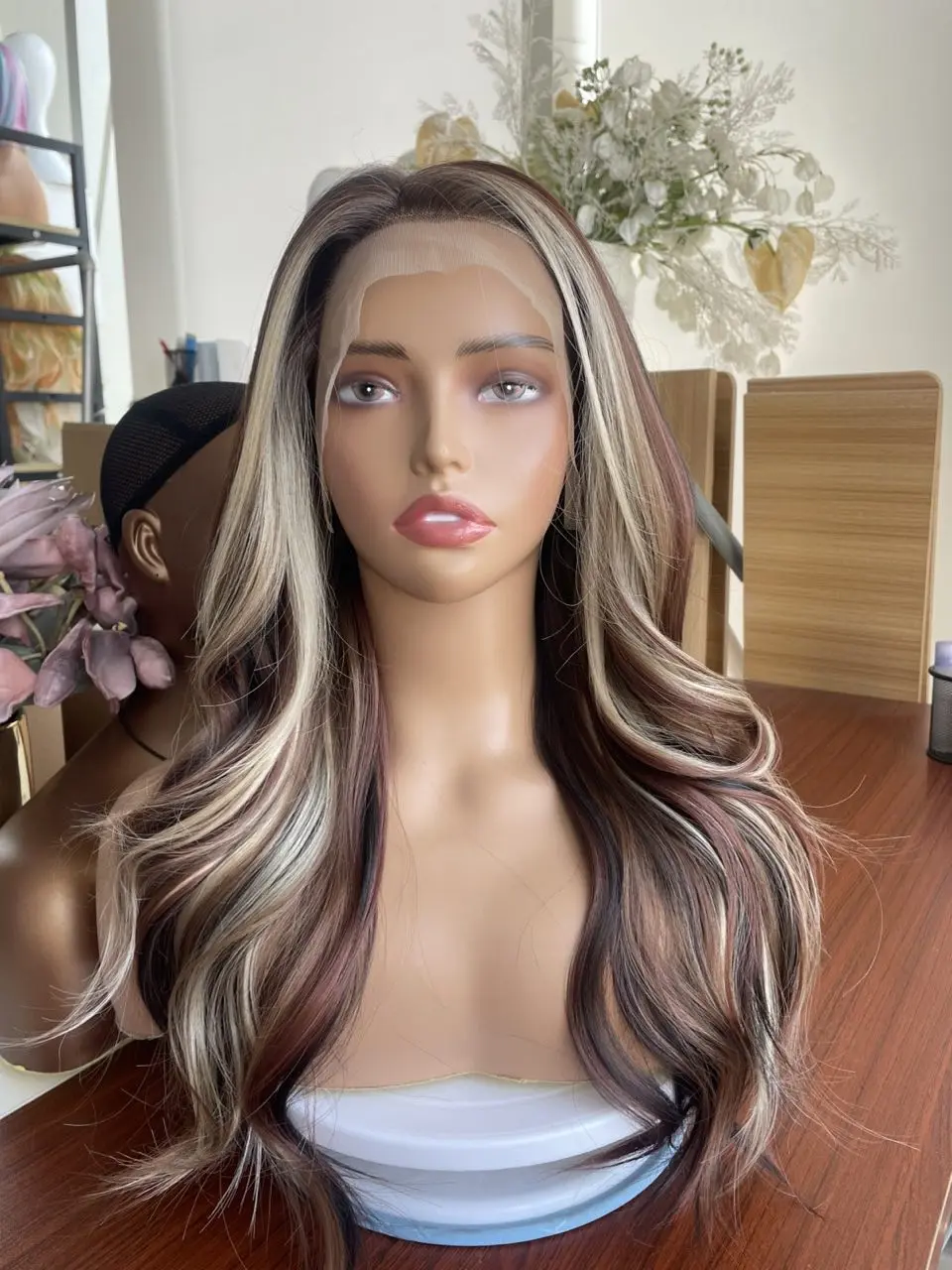 IMstyle Aspen Calico Caprese Reddish & Tea Black Platium Blonde Highlight Natural Wavy Hairstyle Free Parting Glueless 13*4 Lace Front Wigs Heat Friendly Synthetic Wig for Women Daily Wear