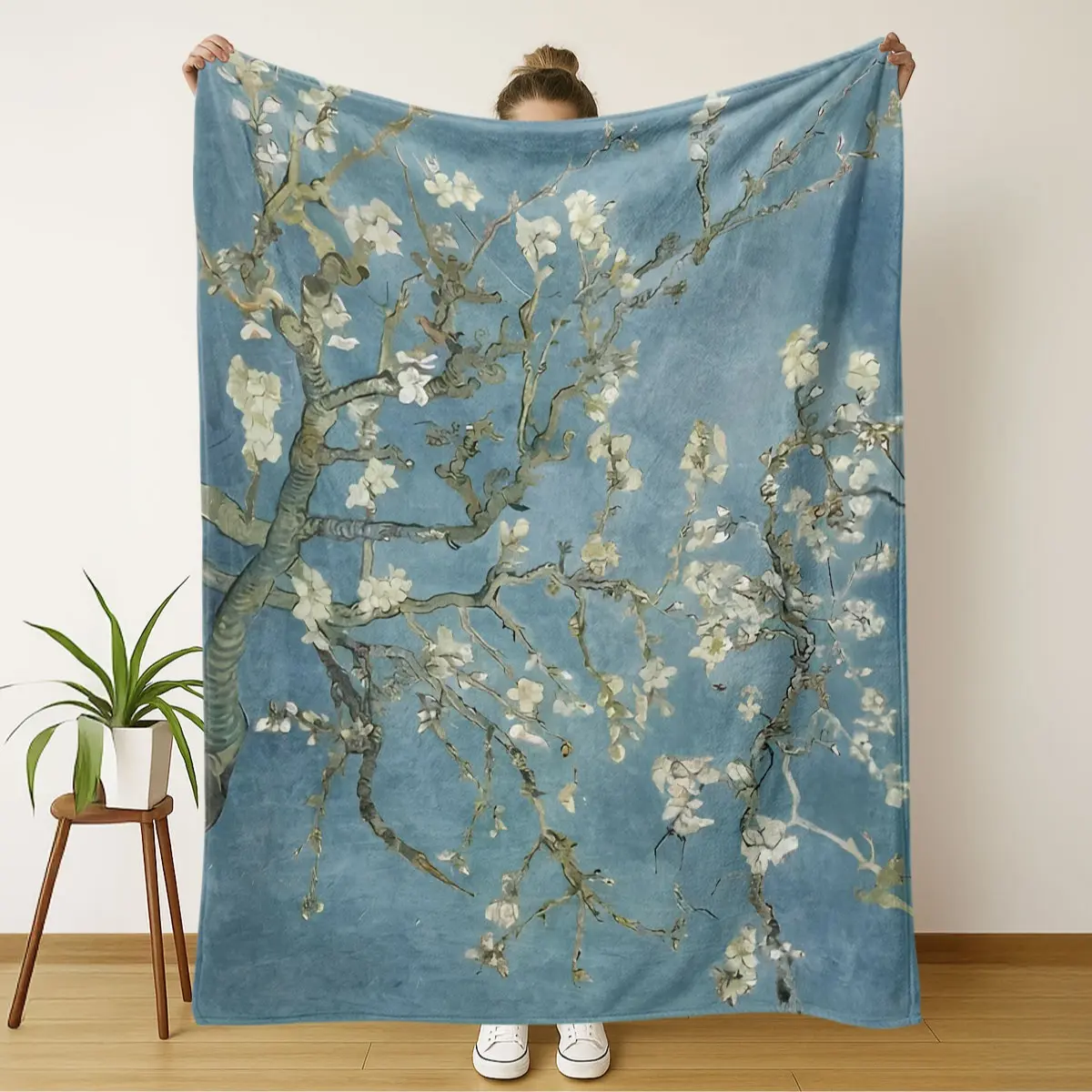 Classic Peach Blossom Pattern Soft Flannel Blanket, Cozy All-Season Throw for Home Decor, Ideal Gift Choice, Comfortable and Plush