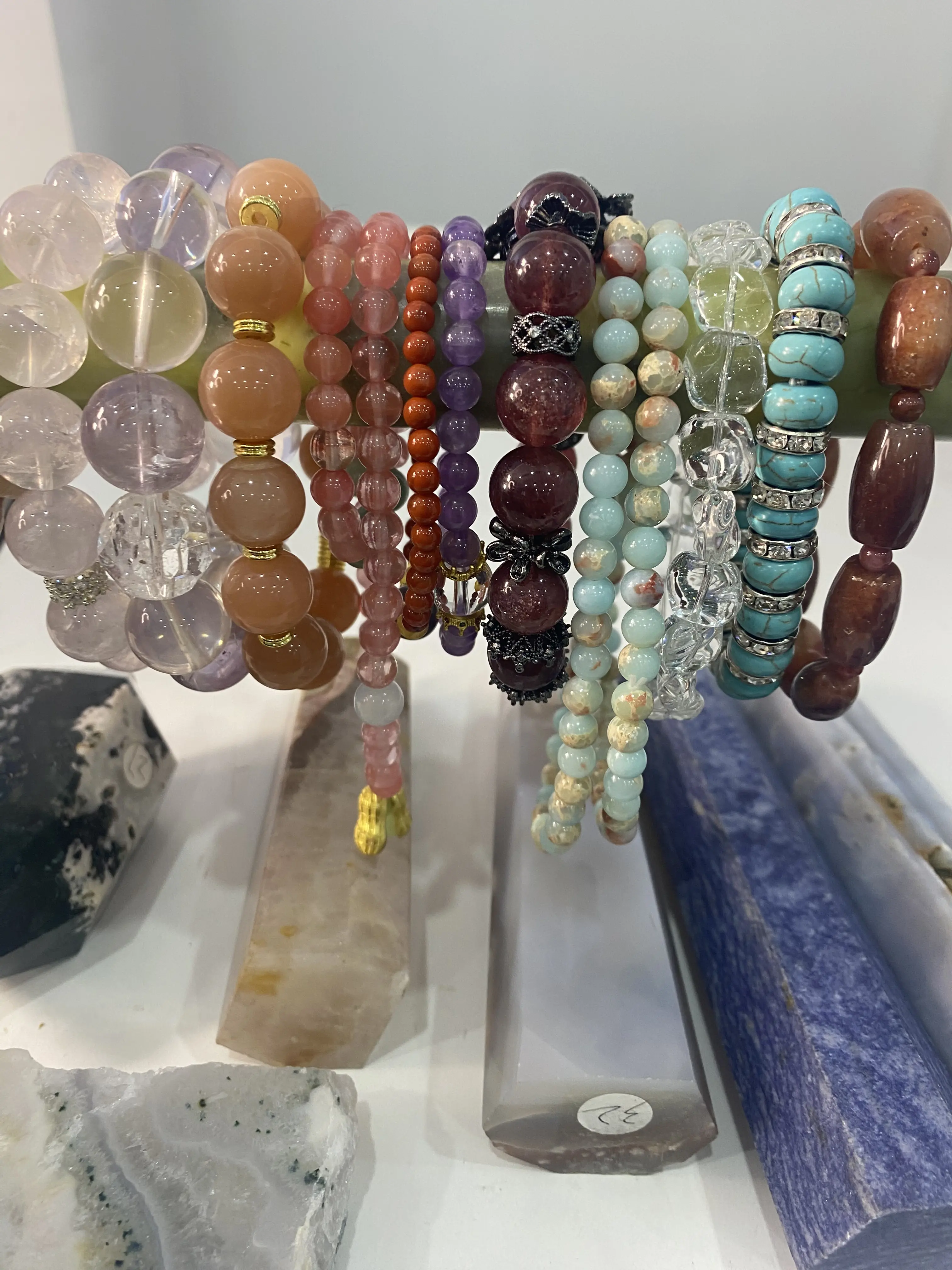 Chakra Energy Kit - Unisex Mixed Bundle of Multiple Crystal Bracelets & Raw Stones, Crystal Beginners' Meditation Tool for Energy Balancing, Body Sensation Boost, Body Feeling Enhancement, Empowerment