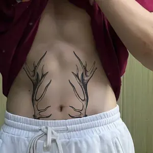 6 Large Herbal Tattoo Stickers, Including 1 Antler Element And 5 Random Styles. They Last For 7 To 15 Days, Are Waterproof And Wear-resistant, And Have A Realistic Effect. They Are Suitable For People Who Are Afraid Of Pain And Don't Want To Get Tattoos