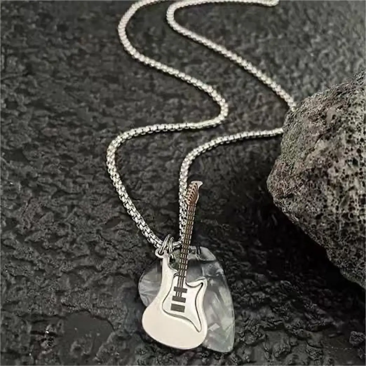 Men's mini electric guitar pendant, unique transparent guitar pick pendant necklace, everyday necklace for male and female punk enthusiasts.