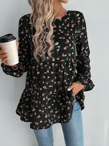A women's long-sleeve top, Blouse, Womenswear, with black base and small floral print, featuring layered ruffles and loose fit, style gentle, casual and Feminine, suitable for comfortable occasions such as daily commuting, weekend shopping