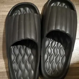 Men's Summer Slip-On Slippers, Fashionable Minimalist Indoor Home Footwear, Comfortable and Stylish Open-Toe Design for Everyday Use