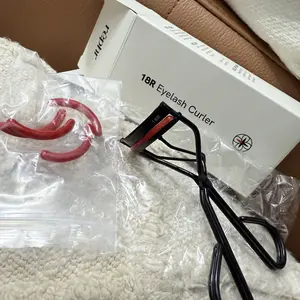 eyelash curler - 2 curvature options to suit all eye shapes.